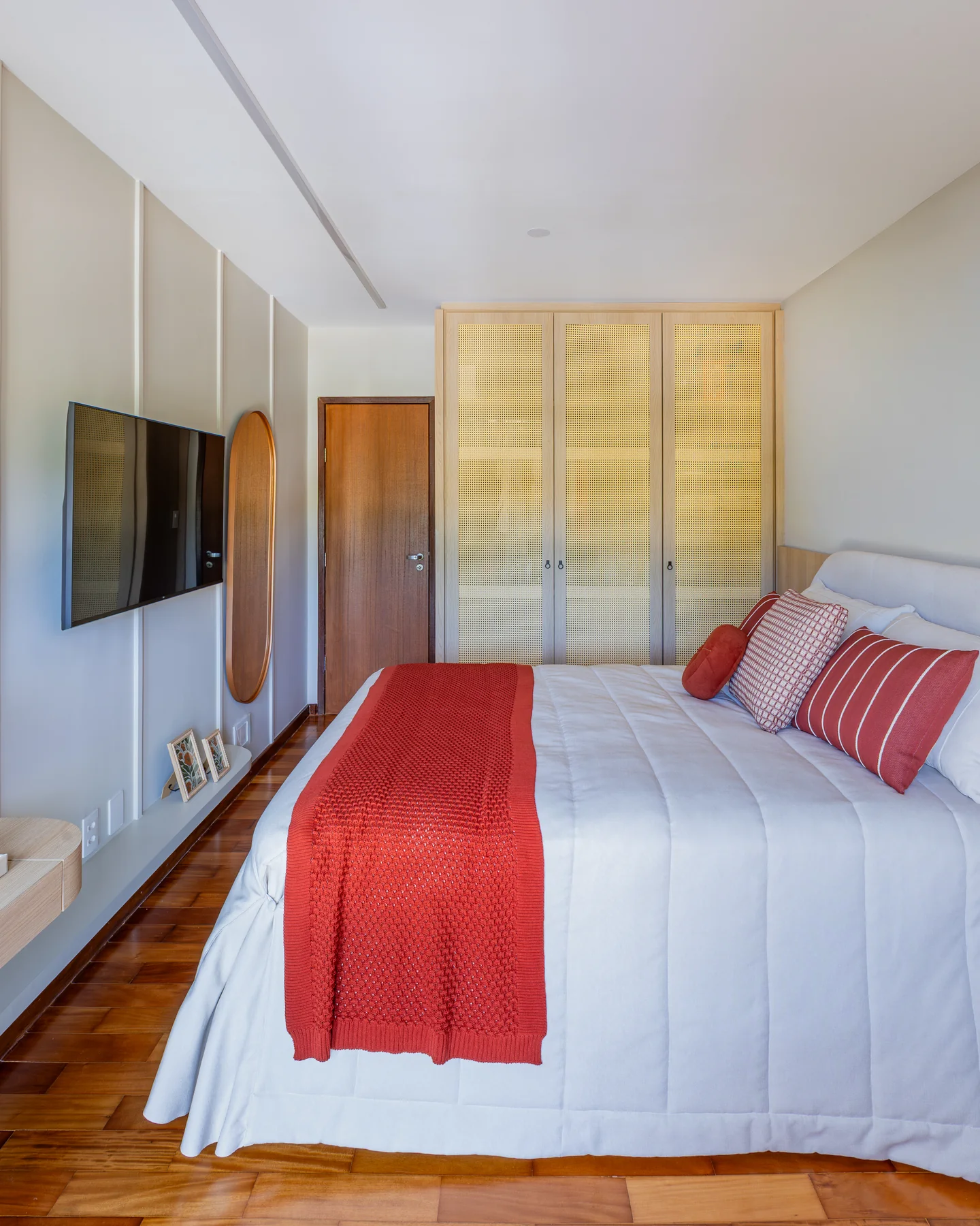 Quarto DL com cama e cabeceira em tons neutros e terracota